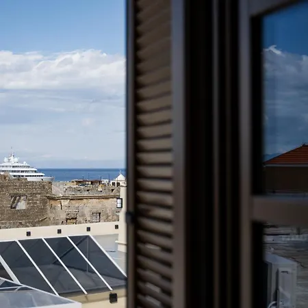 Karavel - Old Town Boutique Aparthotel